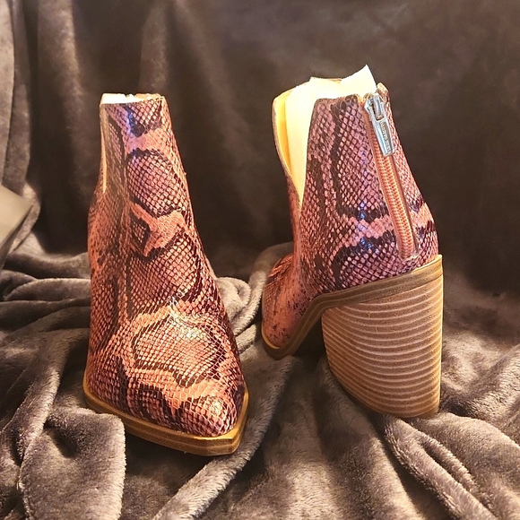 Vince Camuto Gigietta Bootie, Rosewood New Snake, Sz 11 - Picture 2 of 4